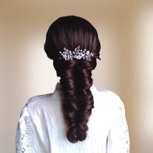 Charger l&#39;image dans la galerie, Bijou de cheveux Peigne motif floral en perles nacrées, cristal et strass transparents pour chignon de mariage bohème