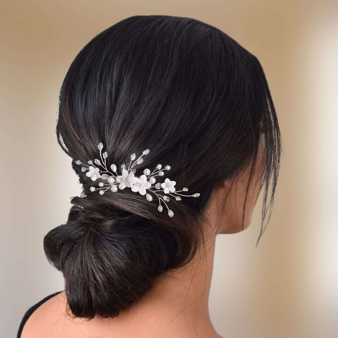 Bijou de cheveux Peigne floral pour coiffure de mariage champêtre chic ou bohème avec perles nacrées, cristaux transparents et fleurs blanches en porcelaine froide