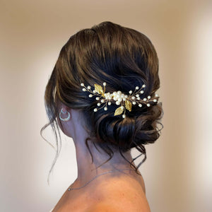 Bijou de cheveux Peigne en perles nacrées et feuilles dorées pour chignon de mariage bohème ou champêtre-chic