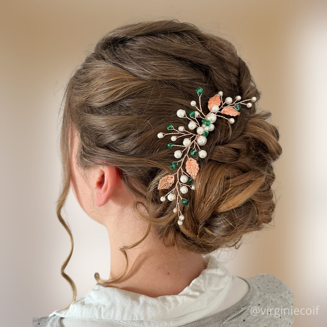 Bijou de cheveux Long peigne bohème en perles, feuilles or rose et cristaux vert pour chignon de mariage