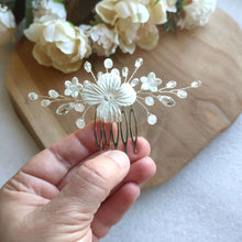 Charger l&#39;image dans la galerie, Bijou de cheveux Peigne floral pour coiffure de mariage romantique, champêtre ou bohème en cristal et fleurs blanches
