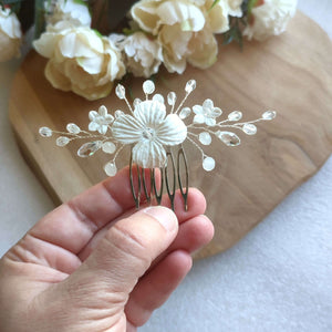 Bijou de cheveux Peigne floral pour coiffure de mariage romantique, champêtre ou bohème en cristal et fleurs blanches
