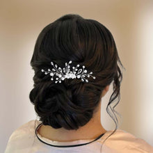 Charger l&#39;image dans la galerie, Bijou de cheveux Peigne en perles nacrées et cristal transparent pour chignon de mariage bohème ou classique