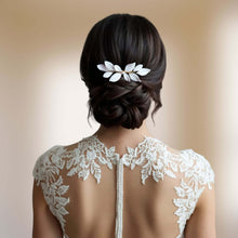 Charger l'image dans la galerie, Peigne de mariage Elisa porté sur coiffure de mariée élégante