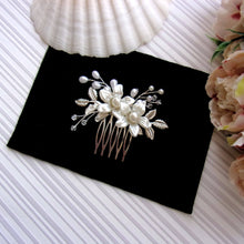 Charger l&#39;image dans la galerie, Petit bijou de cheveux Peigne avec fleurs ivoires, perles, cristal et feuilles argentées pour coiffure de mariée ou demoiselle d&#39;honneur