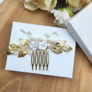 Bijou de cheveux Peigne avec perles naturelles d'eau douce, fleurs blanches en porcelaine froide et feuilles dorées pour coiffure de mariage bohème ou champêtre-chic