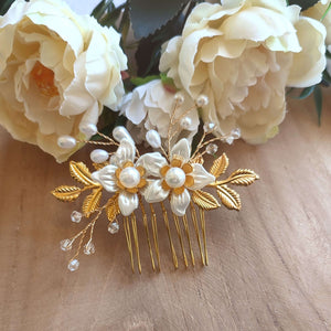 Petit bijou de cheveux Peigne avec fleurs ivoires, perles, cristal et feuilles dorées pour coiffure de mariée ou demoiselle d'honneur
