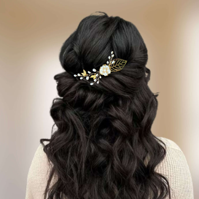 Bijou de cheveux Peigne floral pour mariage ou cérémonie avec feuilles dorées, fleur en porcelaine froide et perles naturelles d'eau douce