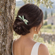 Charger l'image dans la galerie, Mariée près d’un arbre portant le peigne Olive sur le côté d’un chignon bas, dans une ambiance de mariage nature