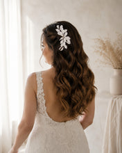 Charger l'image dans la galerie, Peigne à feuilles blanches en porcelaine froide, porté sur le côté d’une coiffure wavy brune aux cheveux détachés.
