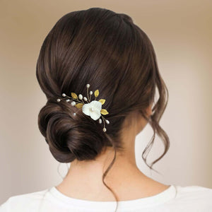 Petit bijou de cheveux Peigne floral avec perles naturelles d'eau douce, feuilles dorées et fleur blanche en porcelaine froide pour coiffure chignon de mariage champêtre-chic