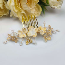 Charger l&#39;image dans la galerie, Peigne à cheveux discret mais lumineux avec petites fleurs en porcelaine froide en blanc et doré et branches de petites perles de rocaille blanches pour coiffure de mariage