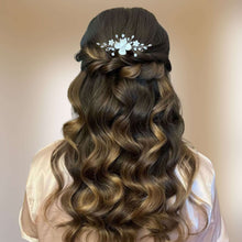Charger l&#39;image dans la galerie, Bijou de cheveux Peigne floral pour coiffure de mariage romantique, champêtre ou bohème en cristal et fleurs blanches