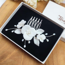 Charger l&#39;image dans la galerie, Peigne de cheveux avec fleurs et feuilles blanches en porcelaine froide et perles en nacre véritable pour chignon ou coiffure de mariage