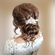 Charger l&#39;image dans la galerie, Barrette à cheveux florale pour coiffure de mariage avec fleurs et feuilles blanches en porcelaine froide