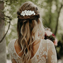 Charger l&#39;image dans la galerie, Bijou de cheveux Peigne avec fleurs blanches en porcelaine froide pour coiffure de mariage bohème ou champêtre chic