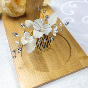 peigne à cheveux floral avec feuilles et fleurs blanches en porcelaine froide, perles naturelles d'eau douce et cristaux de strass pour chignon de mariage ou coiffure de soirée