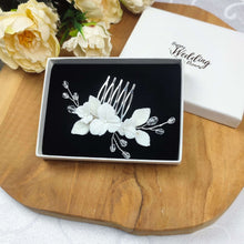 Charger l&#39;image dans la galerie, Bijou de cheveux sur peigne avec cristal transparent et fleurs et feuilles blanches en porcelaine froide pour chignon ou coiffure de mariage