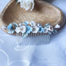 Charger l'image dans la galerie, Peigne de cheveux mariage en fleurs de porcelaine bleues et ivoire, accessoire raffiné pour chignon