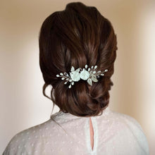Charger l&#39;image dans la galerie, Peigne à cheveux floral de mariage bohème ou champêtre, Bijou de cheveux fleurs blanches, perles, cristal et feuilles argentées pour mariée romantique
