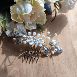 Bijou de cheveux Peigne avec perles naturelles d'eau douce, fleurs blanches en porcelaine froide et feuilles argentées pour coiffure de mariage bohème ou champêtre-chic