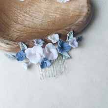 Charger l'image dans la galerie, Peigne cheveux mariage avec fleurs en porcelaine bleu et blanc rosé, feuilles vert pâle, posé sur support en bois