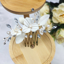 Charger l&#39;image dans la galerie, peigne à cheveux floral avec feuilles et fleurs blanches en porcelaine froide, perles naturelles d&#39;eau douce et cristaux de strass pour chignon de mariage ou coiffure de soirée
