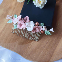 Charger l'image dans la galerie, Peigne Rosalia en fleurs roses et blanches pour coiffure de mariée, accessoire floral fait main