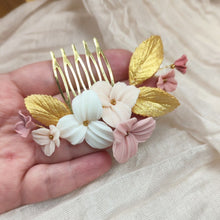 Charger l&#39;image dans la galerie, Peigne de mariage avec fleurs rose, blush et ivoire et feuilles dorées en porcelaine froide pour coiffure de mariage bohème ou champêtre.