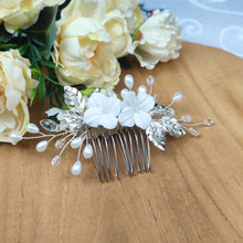 Charger l&#39;image dans la galerie, Peigne à cheveux floral de mariage bohème ou champêtre, Bijou de cheveux fleurs blanches, perles, cristal et feuilles dorées pour mariée romantique