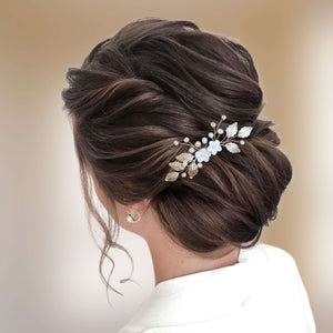 Bijou de cheveux Peigne avec perles naturelles d'eau douce, fleurs blanches en porcelaine froide et feuilles argentées pour coiffure de mariage bohème ou champêtre-chic