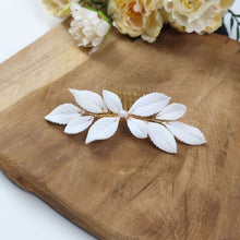 Charger l'image dans la galerie, Peigne de mariage Elisa avec feuilles en porcelaine blanche façonnées à la main