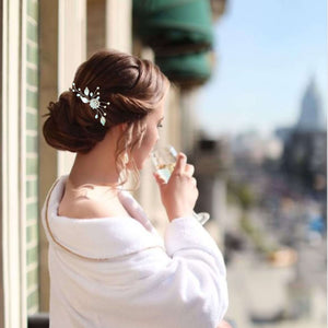 Bijou de cheveux Peigne avec perles blanches, cristaux de strass transparents, feuilles argentées et un embellissement central en métal et strass pour chignon de mariage ou de soirée