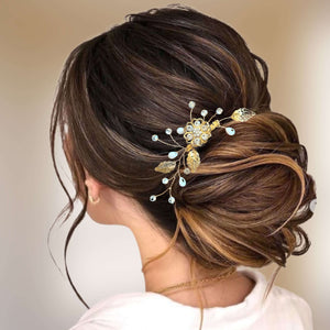 Bijou de cheveux Peigne avec perles blanches, cristaux de strass transparents, feuilles dorées et un embellissement central en métal et strass pour chignon de mariage ou de soirée