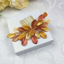 Charger l&#39;image dans la galerie, Bijou de cheveux avec feuilles en porcelaine froide dorées, cuivrées et bronze pour coiffure de mariage champêtre, rustique ou bohème