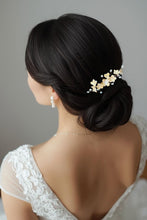 Charger l&#39;image dans la galerie, Peigne à cheveux discret mais lumineux avec petites fleurs en porcelaine froide en blanc et doré et branches de petites perles de rocaille blanches pour coiffure de mariage
