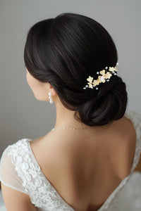 Peigne à cheveux discret mais lumineux avec petites fleurs en porcelaine froide en blanc et doré et branches de petites perles de rocaille blanches pour coiffure de mariage