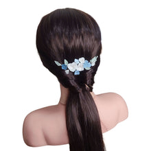 Charger l'image dans la galerie, Peigne cheveux mariée avec fleurs en porcelaine bleu et blanc rosé, porté à l'arrière de la tête