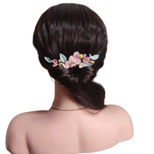Charger l'image dans la galerie, Peigne cheveux mariée avec fleurs en porcelaine rose porté à l'arrière
