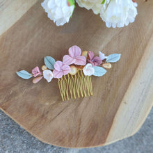 Charger l'image dans la galerie, Peigne cheveux mariée en métal doré orné de fleurs en porcelaine rose et petites feuilles, accessoire délicat pour coiffure de mariage