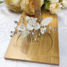 Charger l&#39;image dans la galerie, peigne à cheveux floral avec feuilles et fleurs blanches en porcelaine froide, perles naturelles d&#39;eau douce et cristaux de strass pour chignon de mariage ou coiffure de soirée