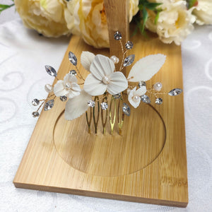 peigne à cheveux floral avec feuilles et fleurs blanches en porcelaine froide, perles naturelles d'eau douce et cristaux de strass pour chignon de mariage ou coiffure de soirée