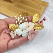Charger l&#39;image dans la galerie, Peigne de mariage avec fleurs rose, blush et ivoire et feuilles dorées en porcelaine froide pour coiffure de mariage bohème ou champêtre.
