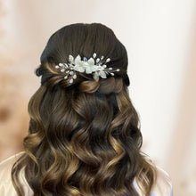 Charger l&#39;image dans la galerie, Peigne à cheveux floral de mariage bohème ou champêtre, Bijou de cheveux fleurs blanches, perles, cristal et feuilles dorées pour mariée romantique