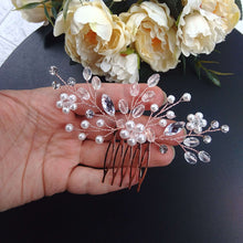 Charger l&#39;image dans la galerie, Bijou de cheveux Peigne or rose motif floral en perles nacrées, cristal et strass transparents pour chignon de mariage bohème