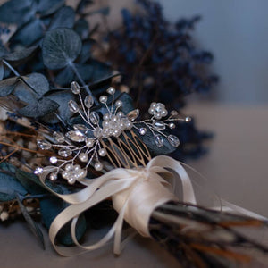 Bijou de cheveux Peigne motif floral en perles nacrées, cristal et strass transparents pour chignon de mariage bohème