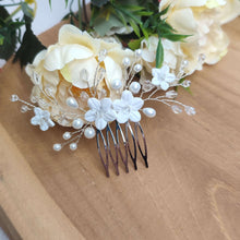 Charger l&#39;image dans la galerie, Bijou de cheveux Peigne floral pour coiffure de mariage champêtre chic ou bohème avec perles nacrées, cristaux transparents et fleurs blanches en porcelaine froide