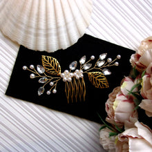 Charger l&#39;image dans la galerie, Bijou de cheveux Peigne floral avec perles, petites feuilles de strass et feuilles dorées pour coiffure de mariage bohème ou champêtre