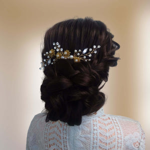 Bijou de cheveux Long peigne style rustique avec fleurs dorées, perles nacrées et strass pour chignon de mariage vintage ou bohème