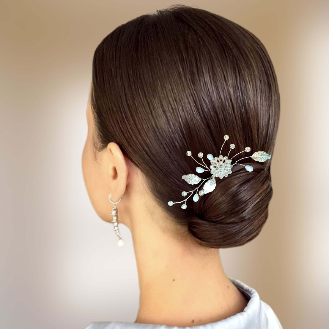 Bijou de cheveux Peigne avec perles blanches, cristaux de strass transparents, feuilles argentées et un embellissement central en métal et strass pour chignon de mariage